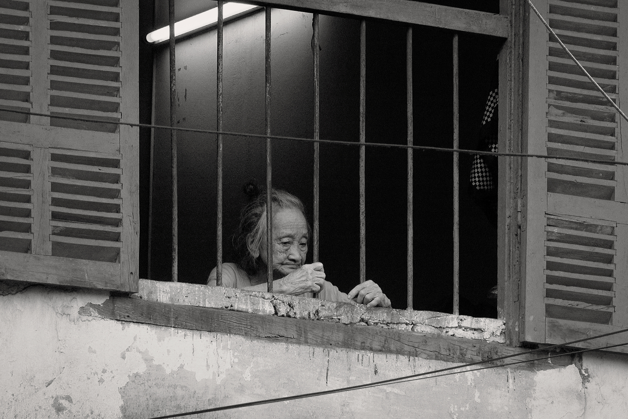 Christoph Radke, Vietnam, Hanoi, alte Frau am Fenster